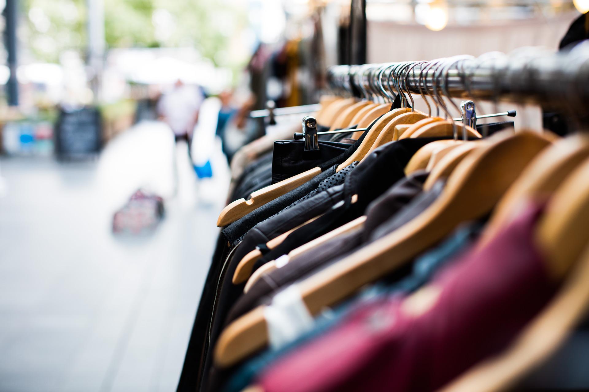 Tendance de la chemise à fine rayures féminines pour la saison printemps-été